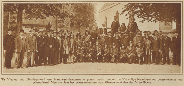 872594 Groepsportret van de deelnemers aan de demonstratie van de vrijwillige brandweer te Vleuten, bij de N.H. Kerk ...